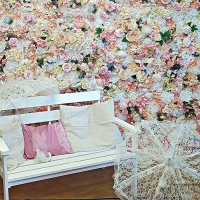 Цветочное панно, скамейка и кружевные зонтики
